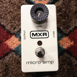 MXR Micro Amp, cream: top with the Gain knob, the MXR logo, the red light and the footswitch