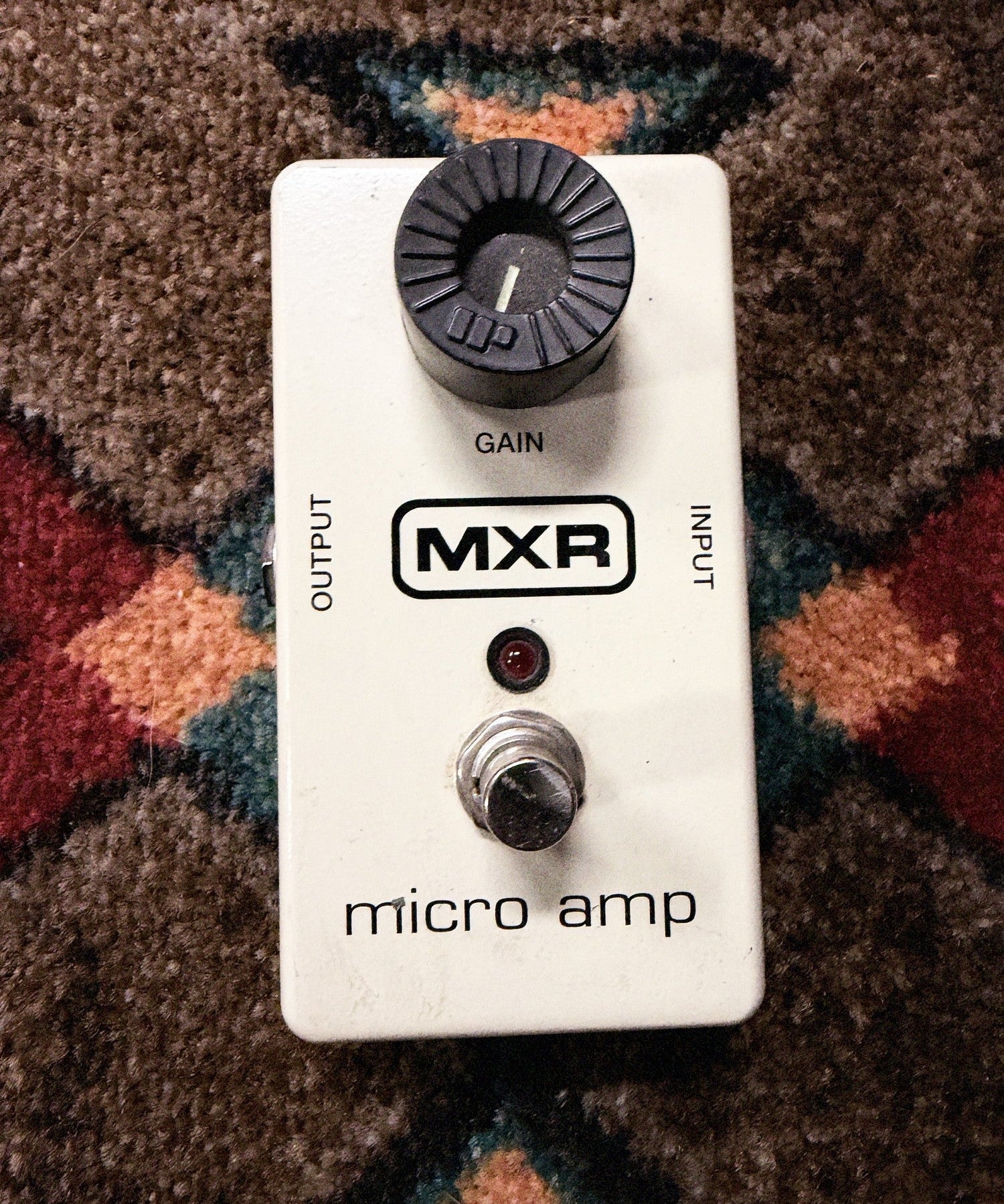 MXR Micro Amp, cream: top with the Gain knob, the MXR logo, the red light and the footswitch