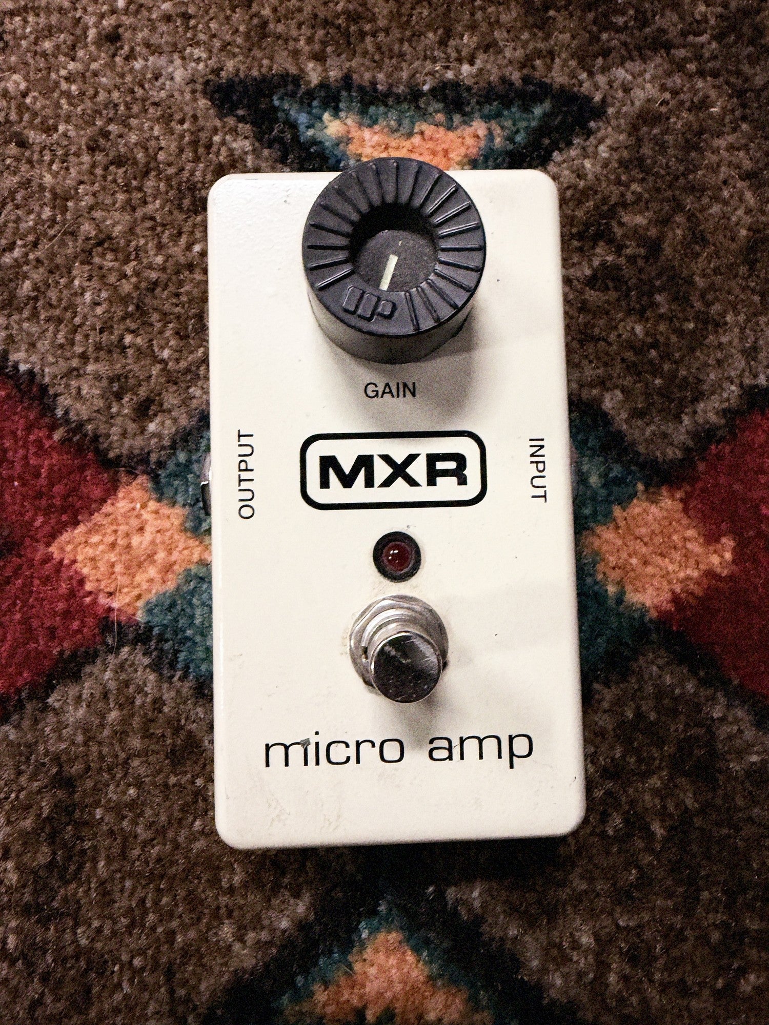 MXR Micro Amp, cream: top with the Gain knob, the MXR logo, the red light and the footswitch