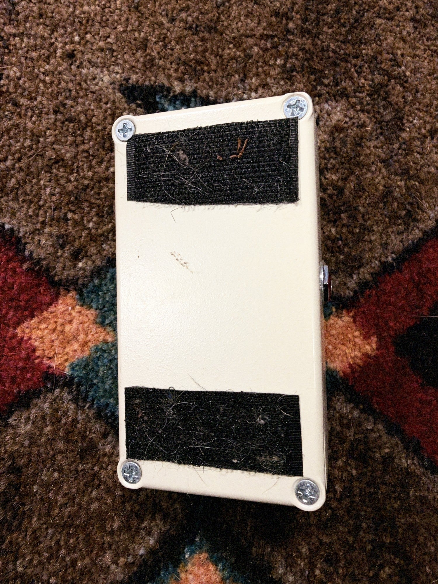 MXR Micro Amp, cream: bottom plate with four screws