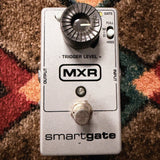 MXR Smart Gate, silver: top with the Trigger Level knob, the Hiss, Mid and Full switch, the Gate light, the Hi Trigger Range button and the footswitch