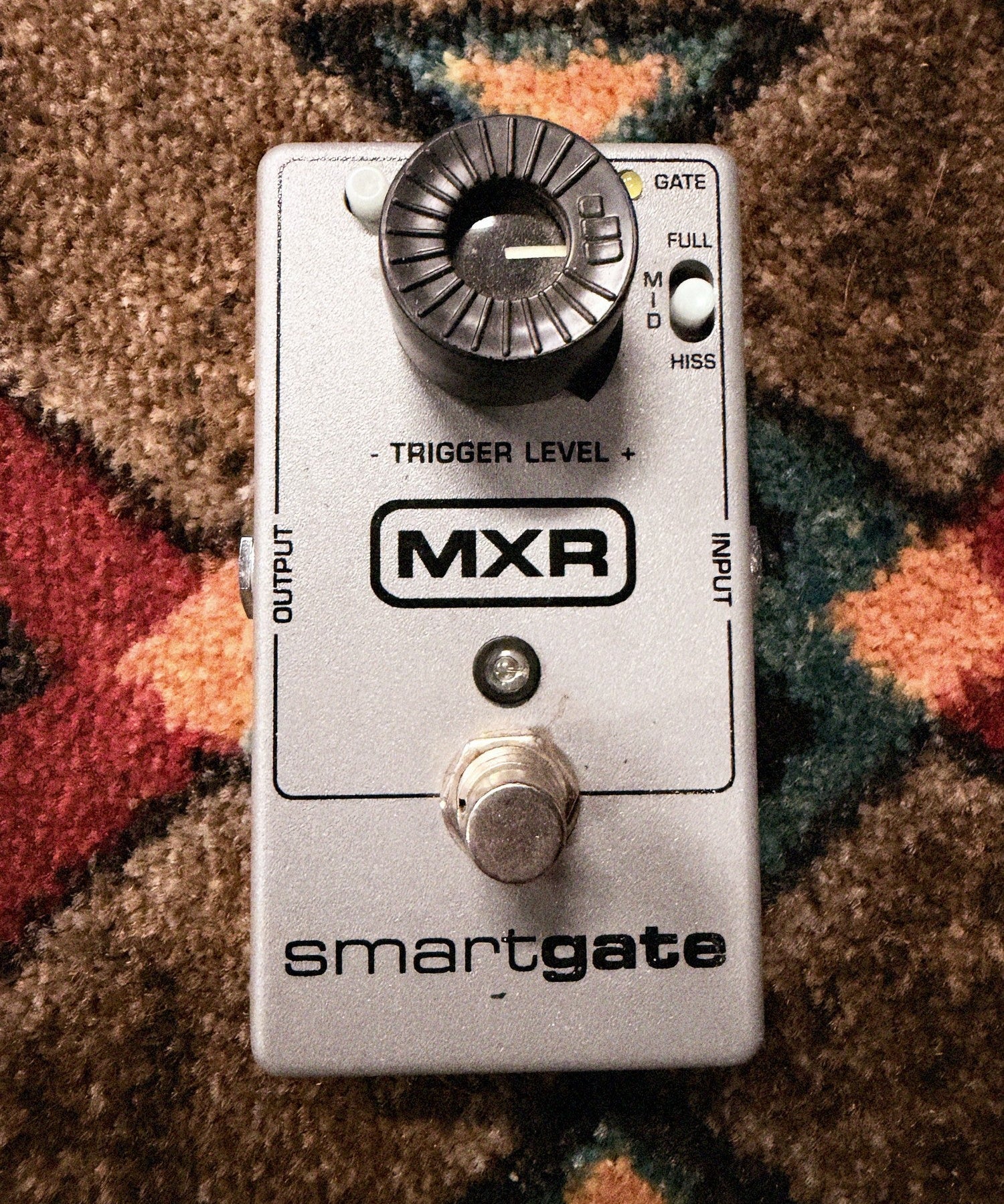 MXR Smart Gate, silver: top with the Trigger Level knob, the Hiss, Mid and Full switch, the Gate light, the Hi Trigger Range button and the footswitch