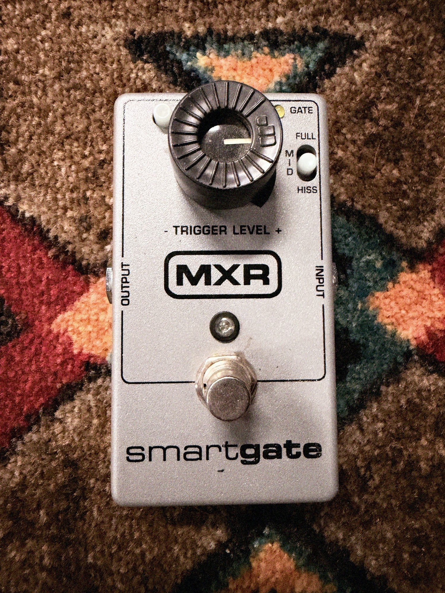 MXR Smart Gate, silver: top with the Trigger Level knob, the Hiss, Mid and Full switch, the Gate light, the Hi Trigger Range button and the footswitch