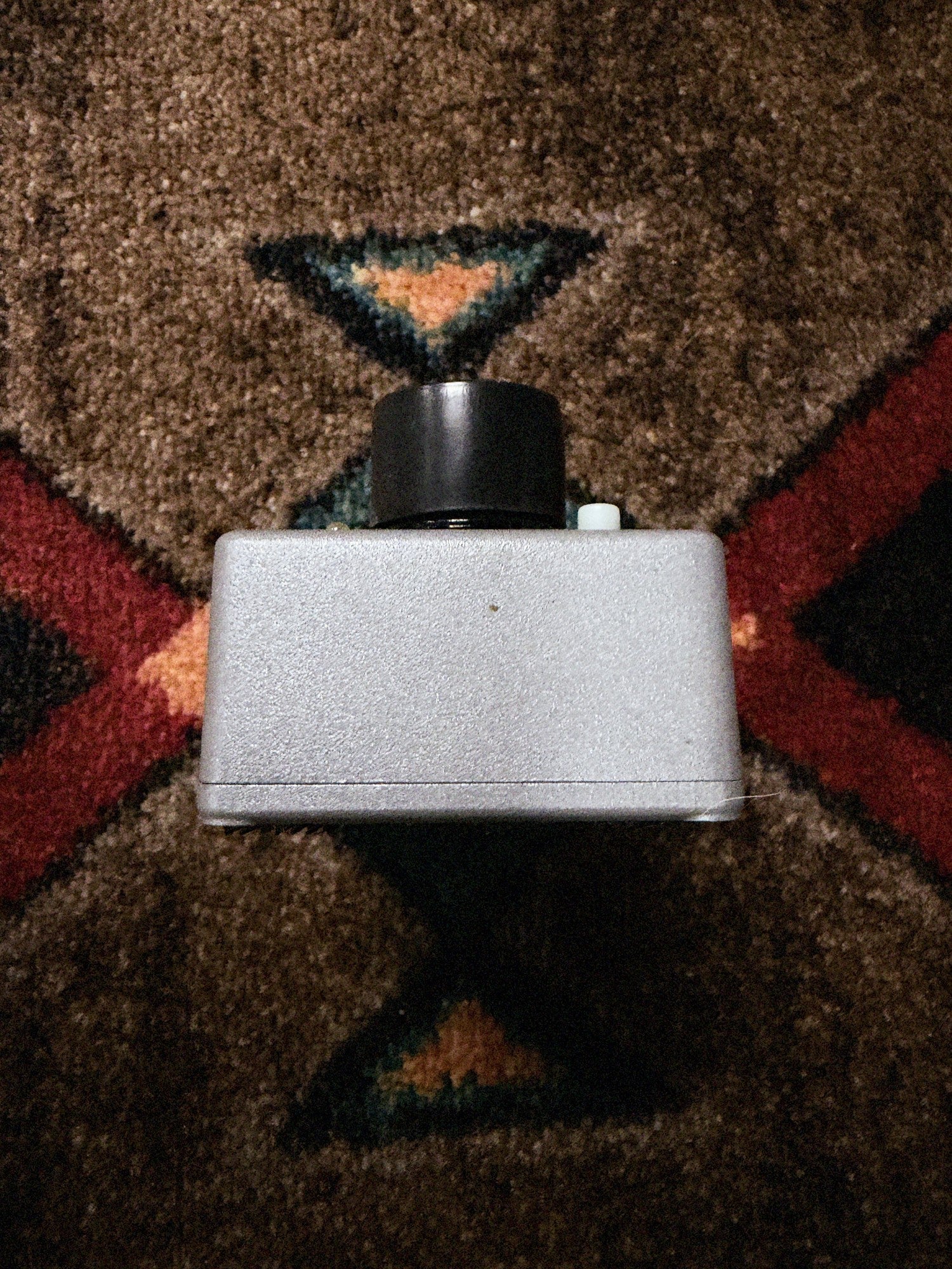 MXR Smart Gate, silver: knob end of the enclosure