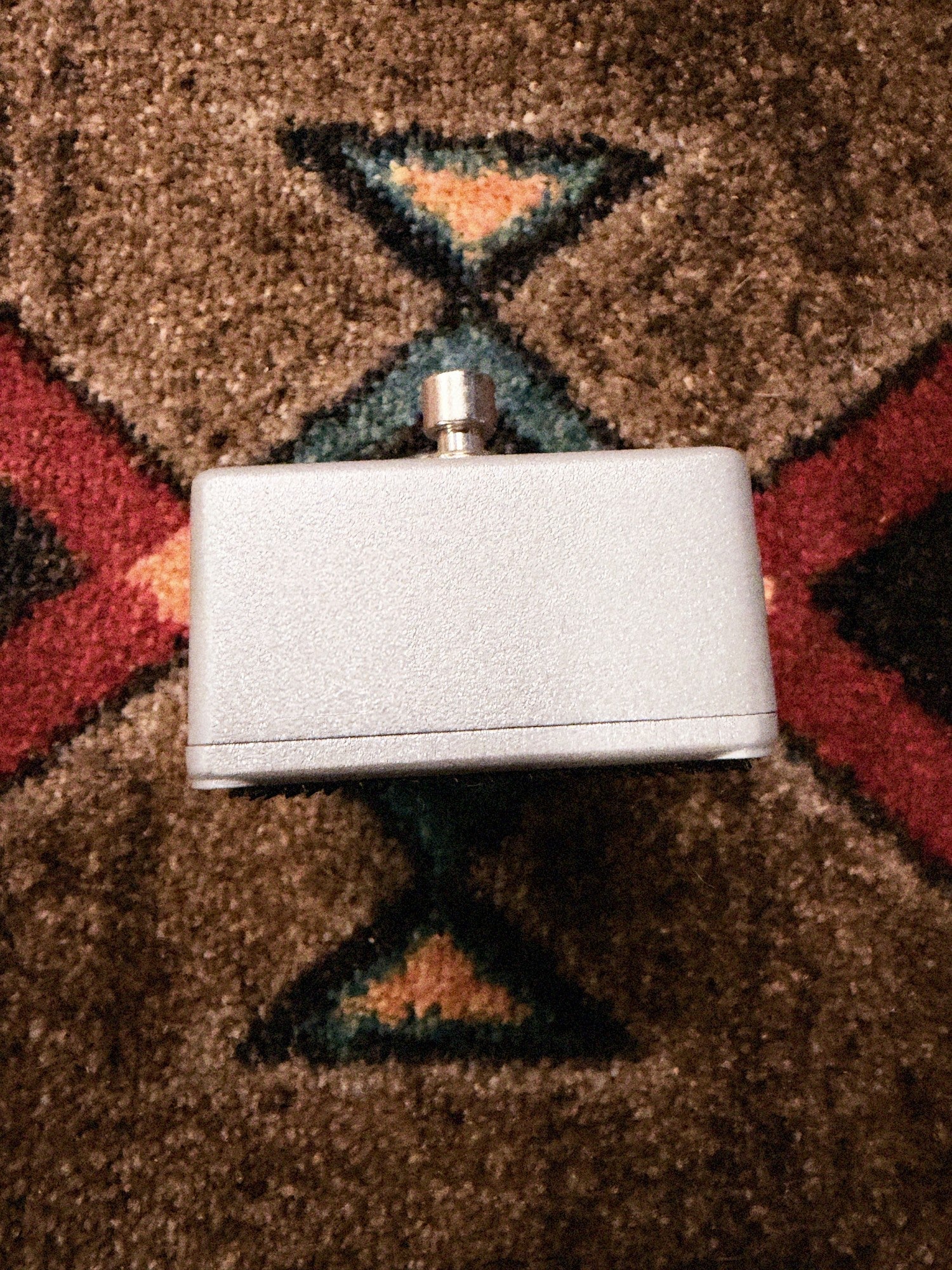 MXR Smart Gate, silver: footswitch end of the enclosure