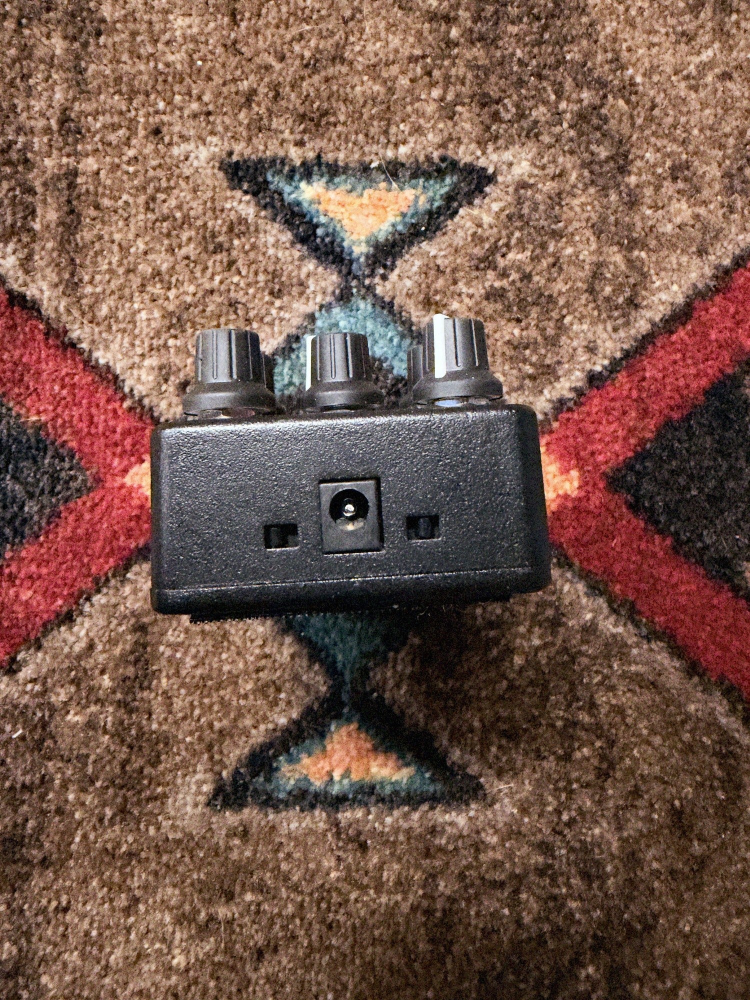 Neunaber Immerse Reverberator Mk II, black: back end with the power jack and the Kill Dry and Trails switches