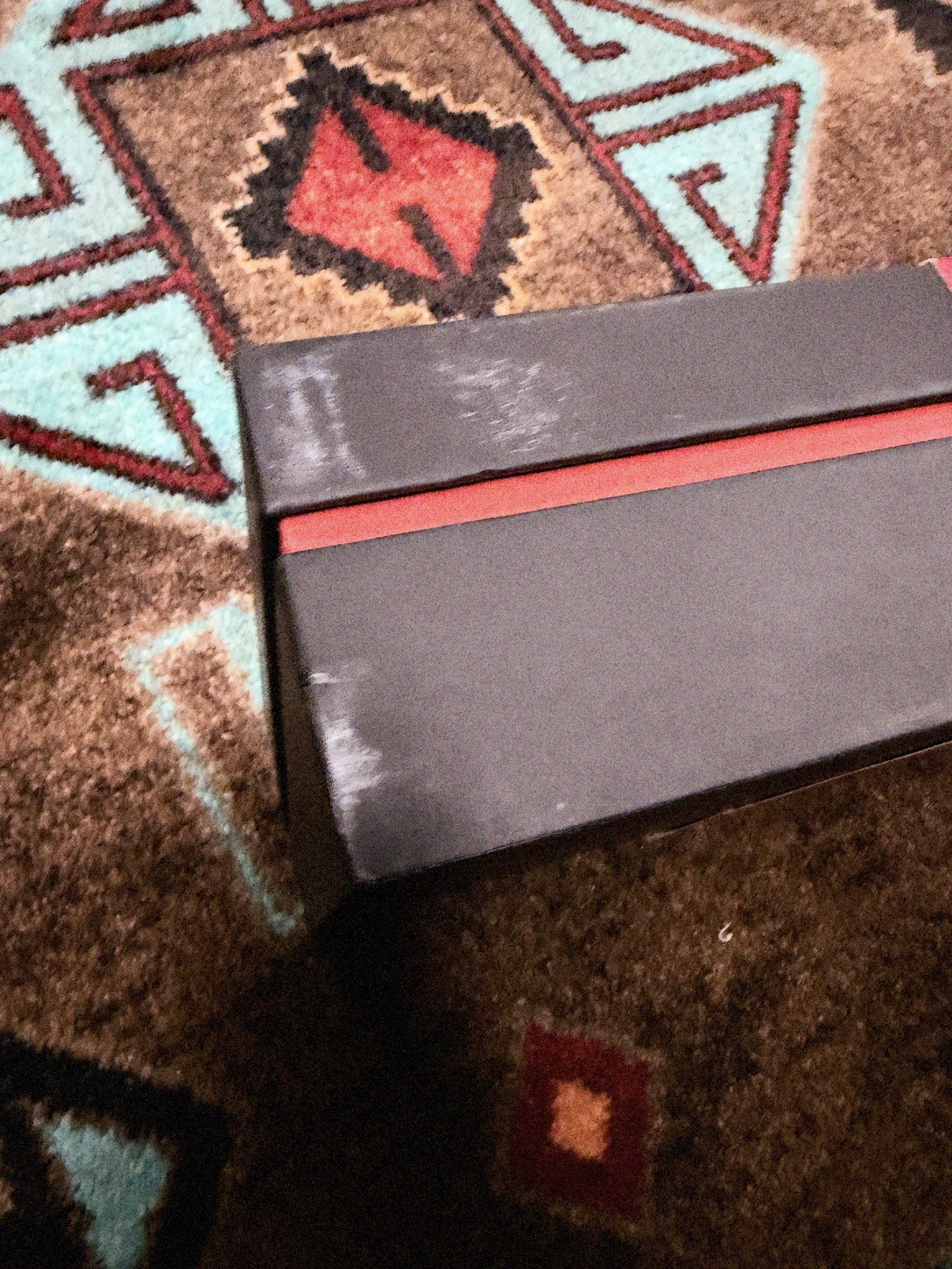 Neural DSP Quad Cortex, gray: corner of the box showing scuffs on the sleeve