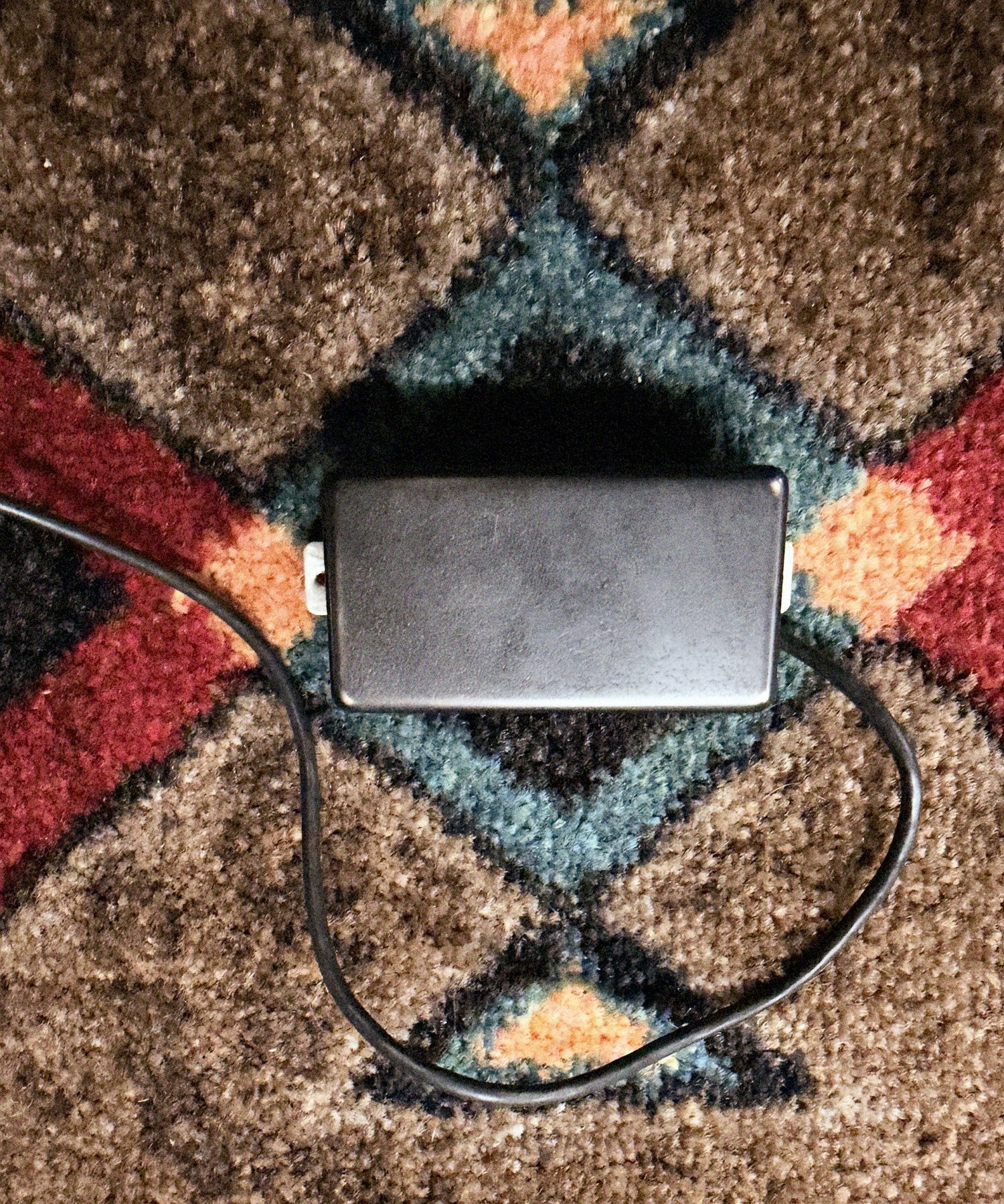 Porter Classic humbucker, neck, black cover: front of the cover with no pole holes, with its lead