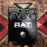 Pro Co RAT 2, black: top with the Distortion, Filter and Volume knobs, the RAT logo and the footswitch