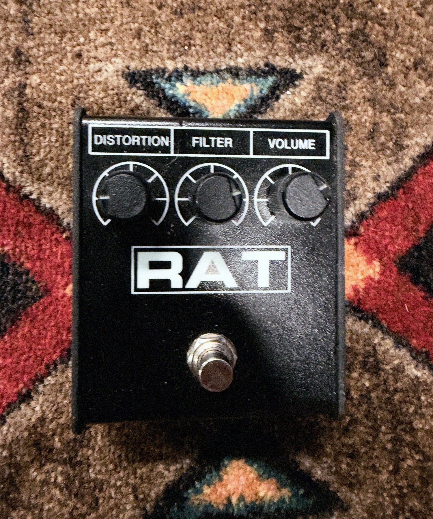 Pro Co RAT 2, black: top with the Distortion, Filter and Volume knobs, the RAT logo and the footswitch