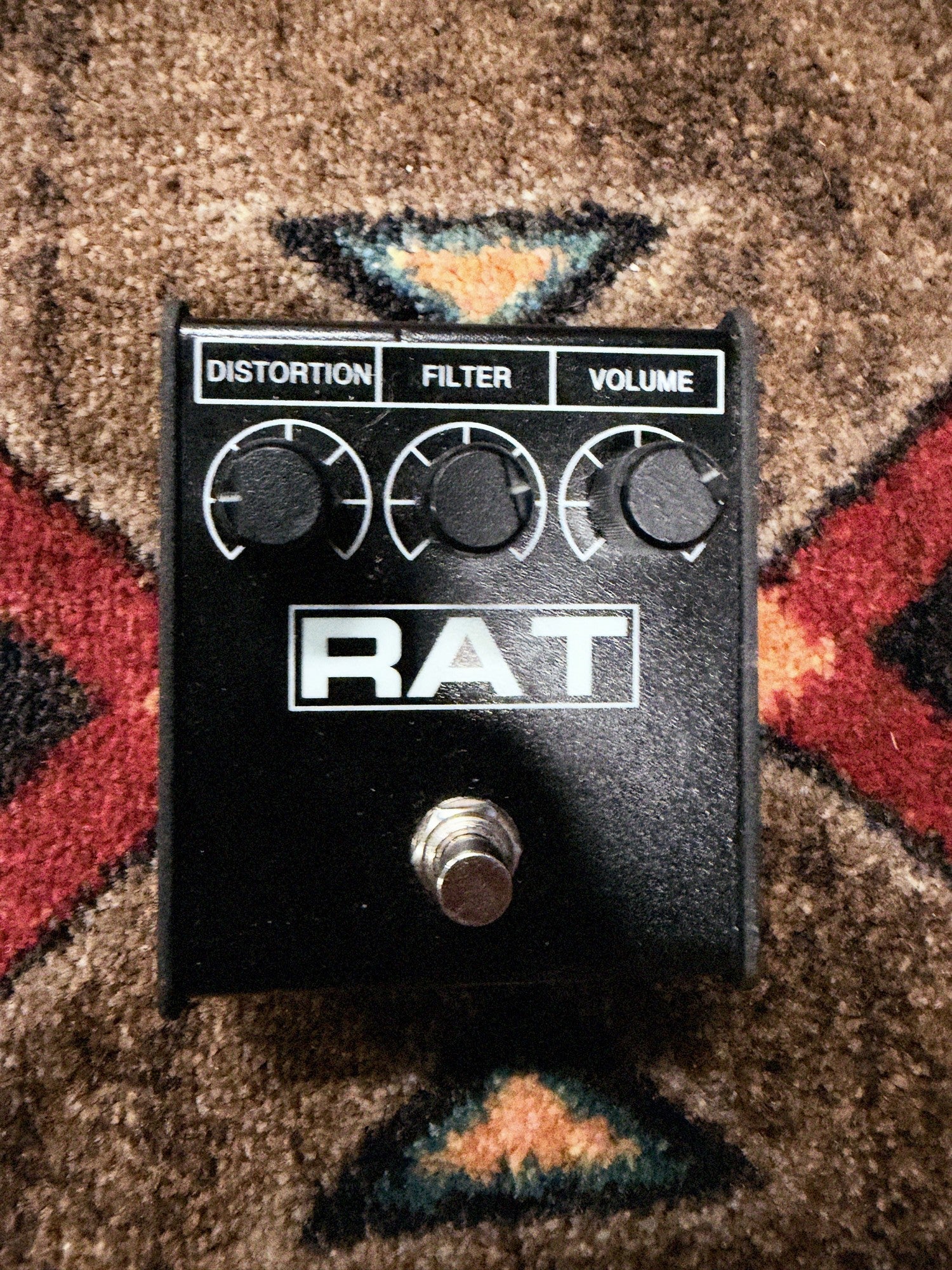 Pro Co RAT 2, black: top with the Distortion, Filter and Volume knobs, the RAT logo and the footswitch