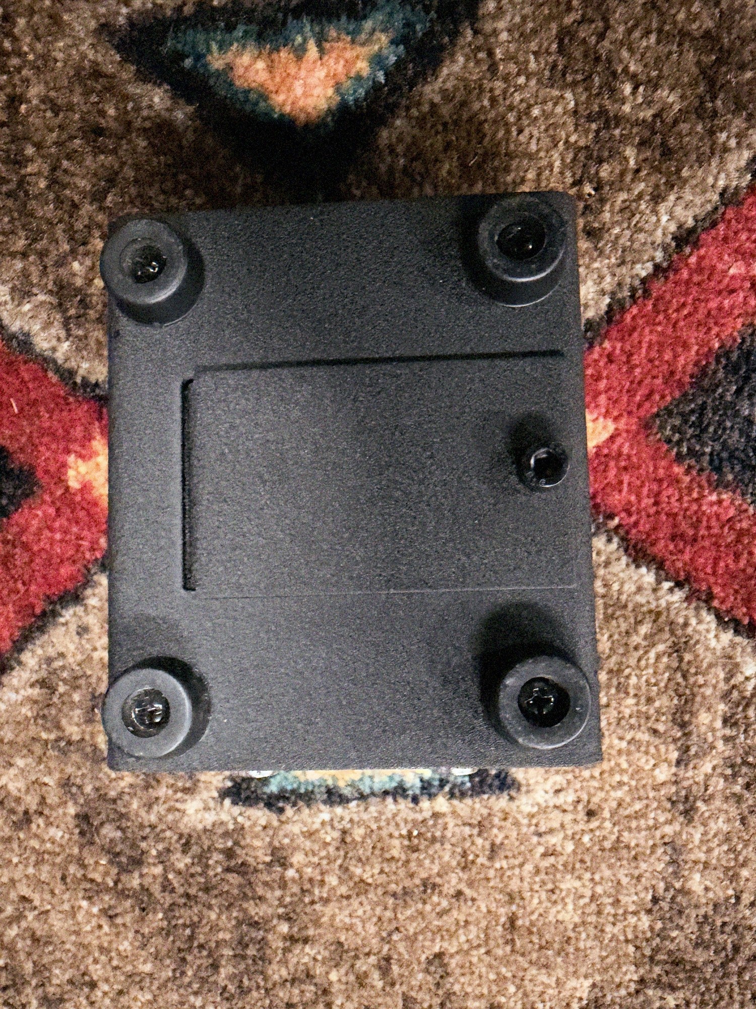 Pro Co RAT 2, black: bottom plate with four rubber feet and the battery door