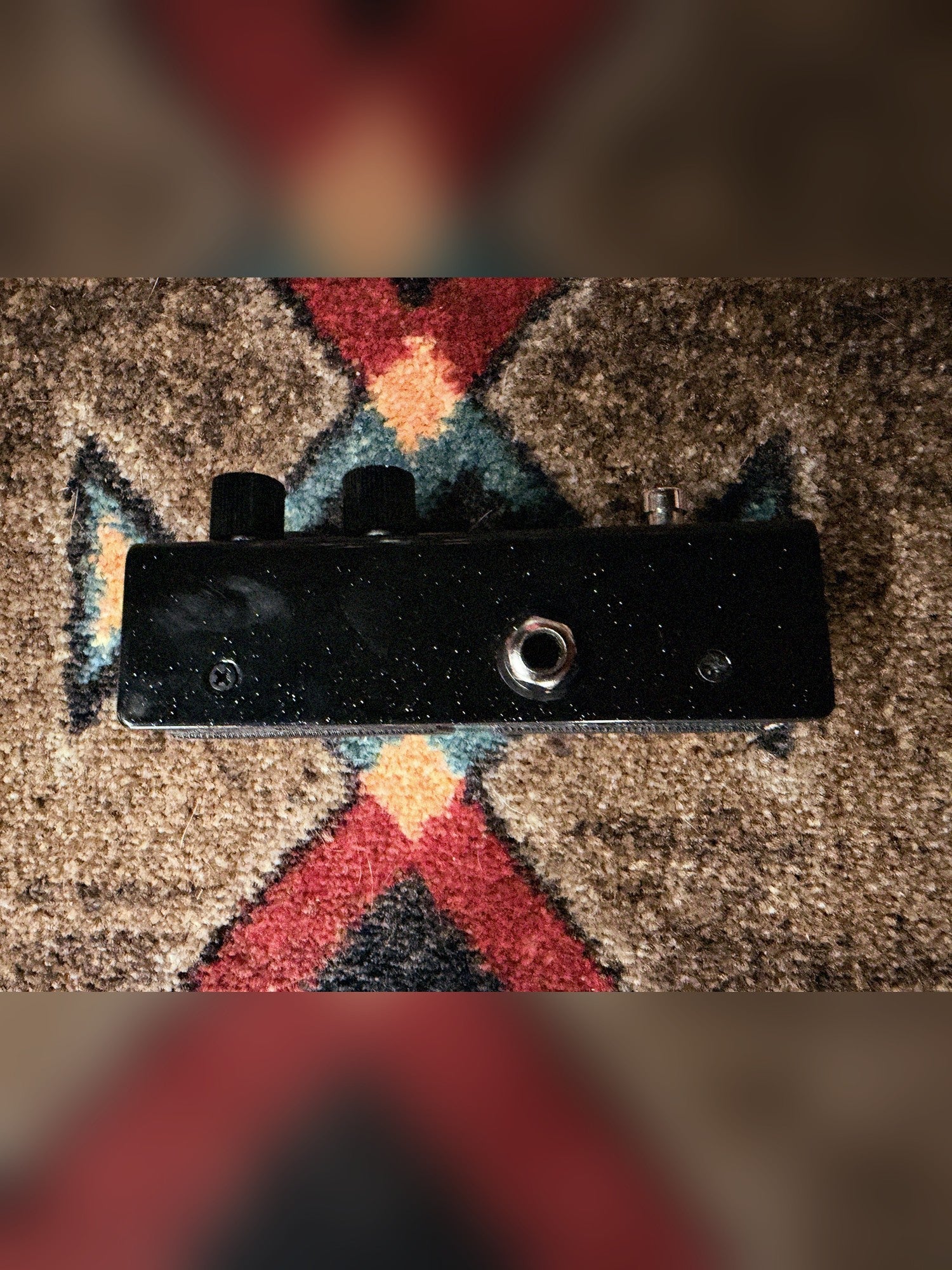 Revv G8 Noise Gate, black sparkle: left side with the send jack
