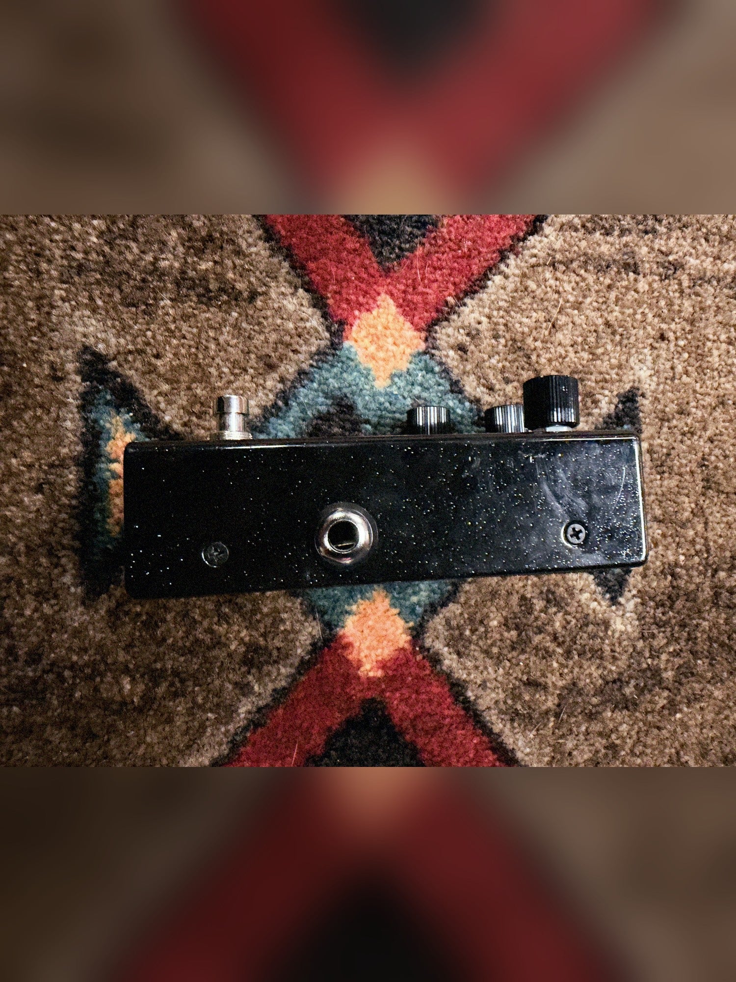 Revv G8 Noise Gate, black sparkle: right side with the return jack and light marks near the knob end
