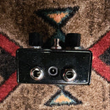 Revv G8 Noise Gate, black sparkle: top end with the input, output and power jacks