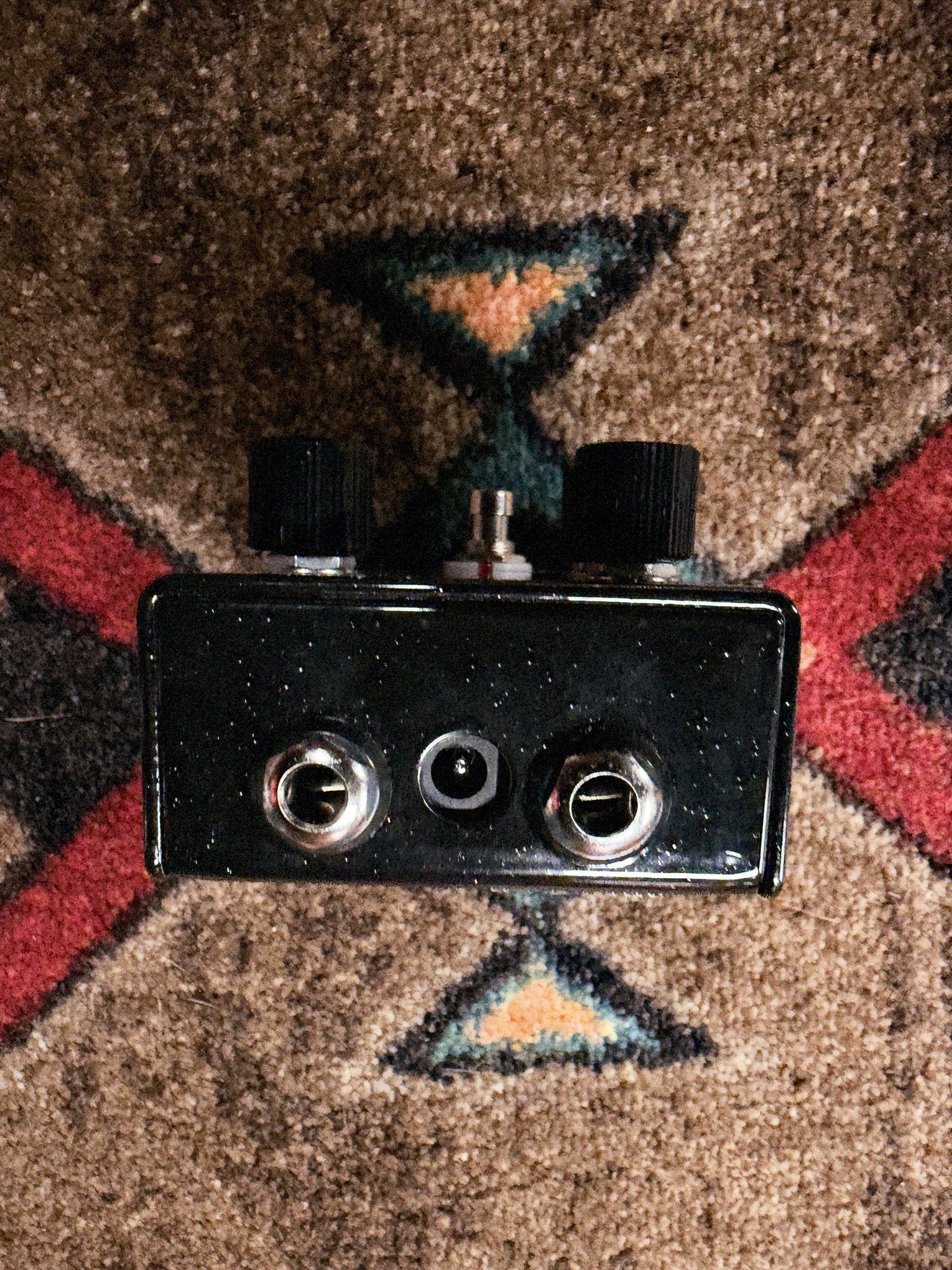 Revv G8 Noise Gate, black sparkle: top end with the input, output and power jacks