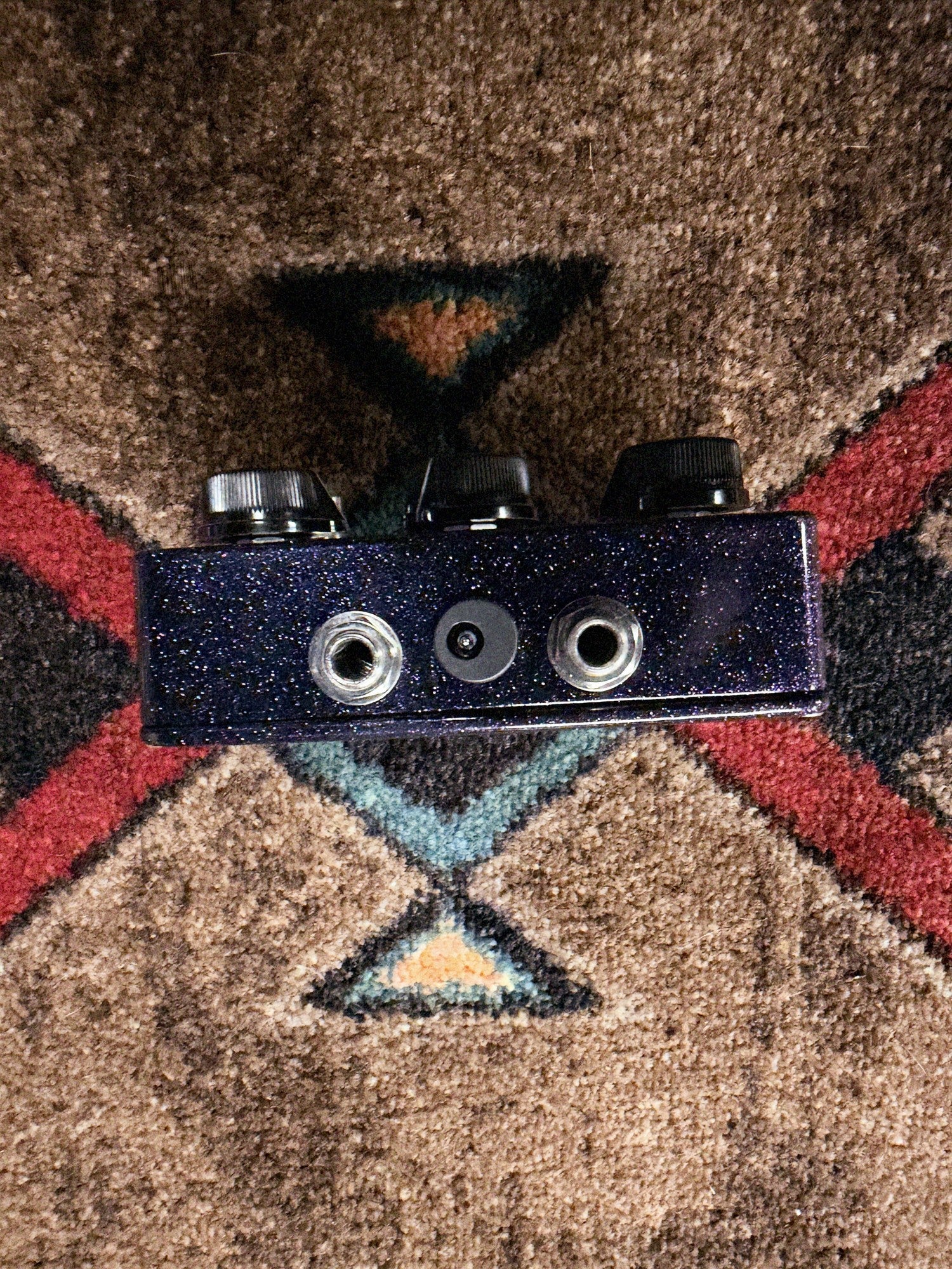 RYRA The Klone, dark blue sparkle: top edge with two 1/4 inch jacks and the power jack between them