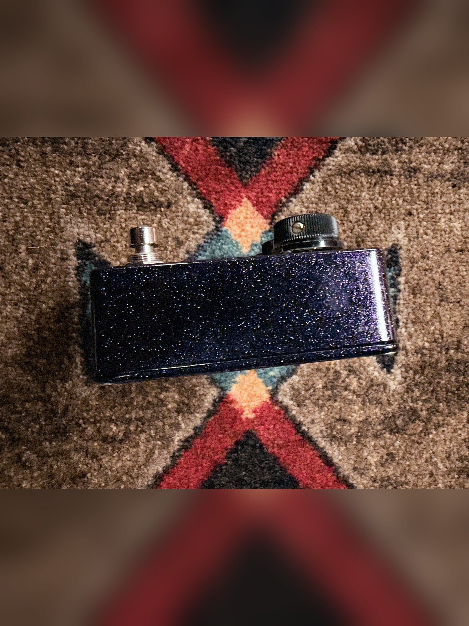 RYRA The Klone, dark blue sparkle: right end of the enclosure with the footswitch and the Output knob above it