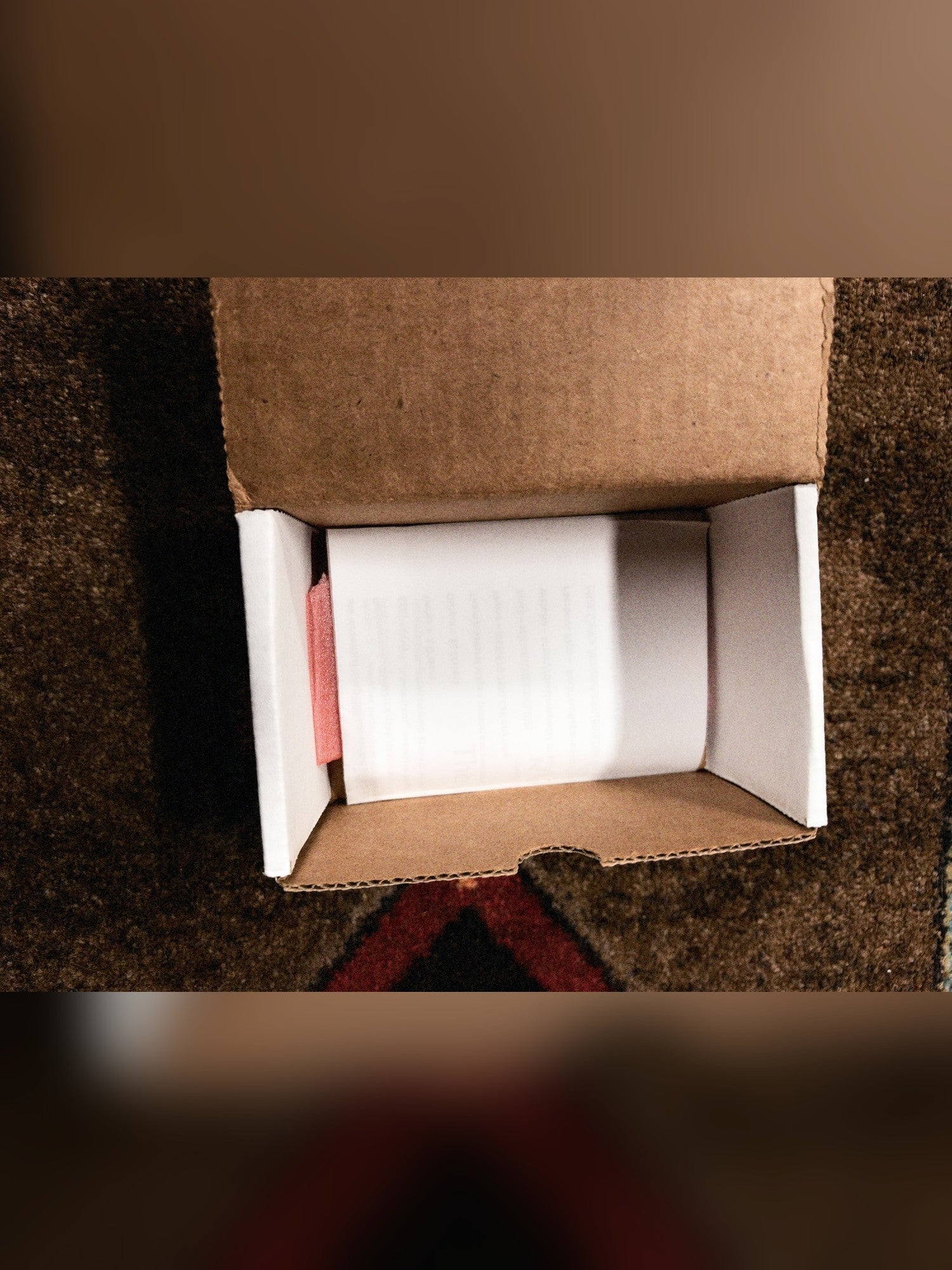 RYRA The Klone, dark blue sparkle: the open box with the folded paper sheet and foam inside
