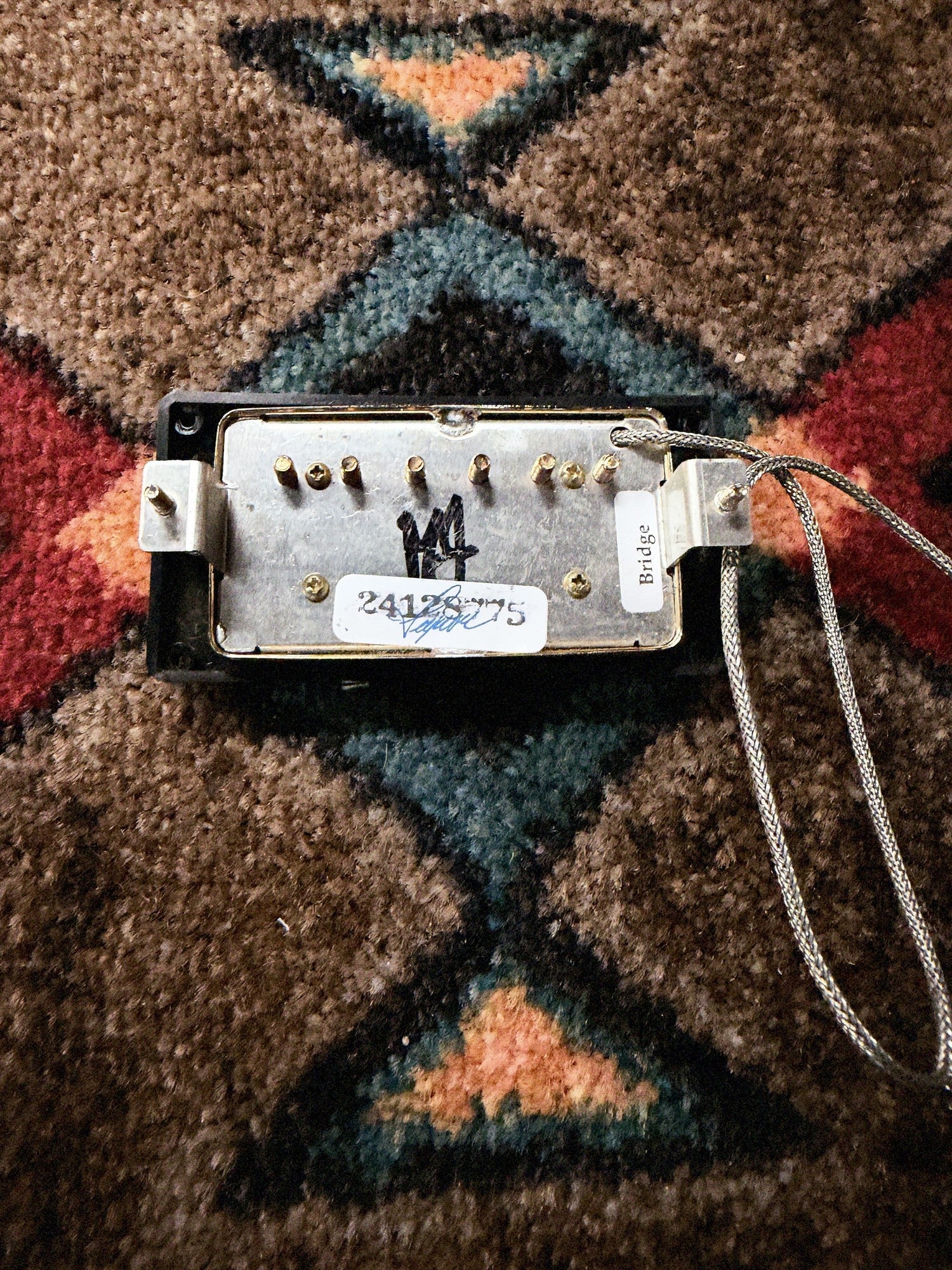 Seymour Duncan Antiquity Humbucker, aged gold: baseplate with the Bridge sticker, the serial sticker with a signature and a hand-written marker mark