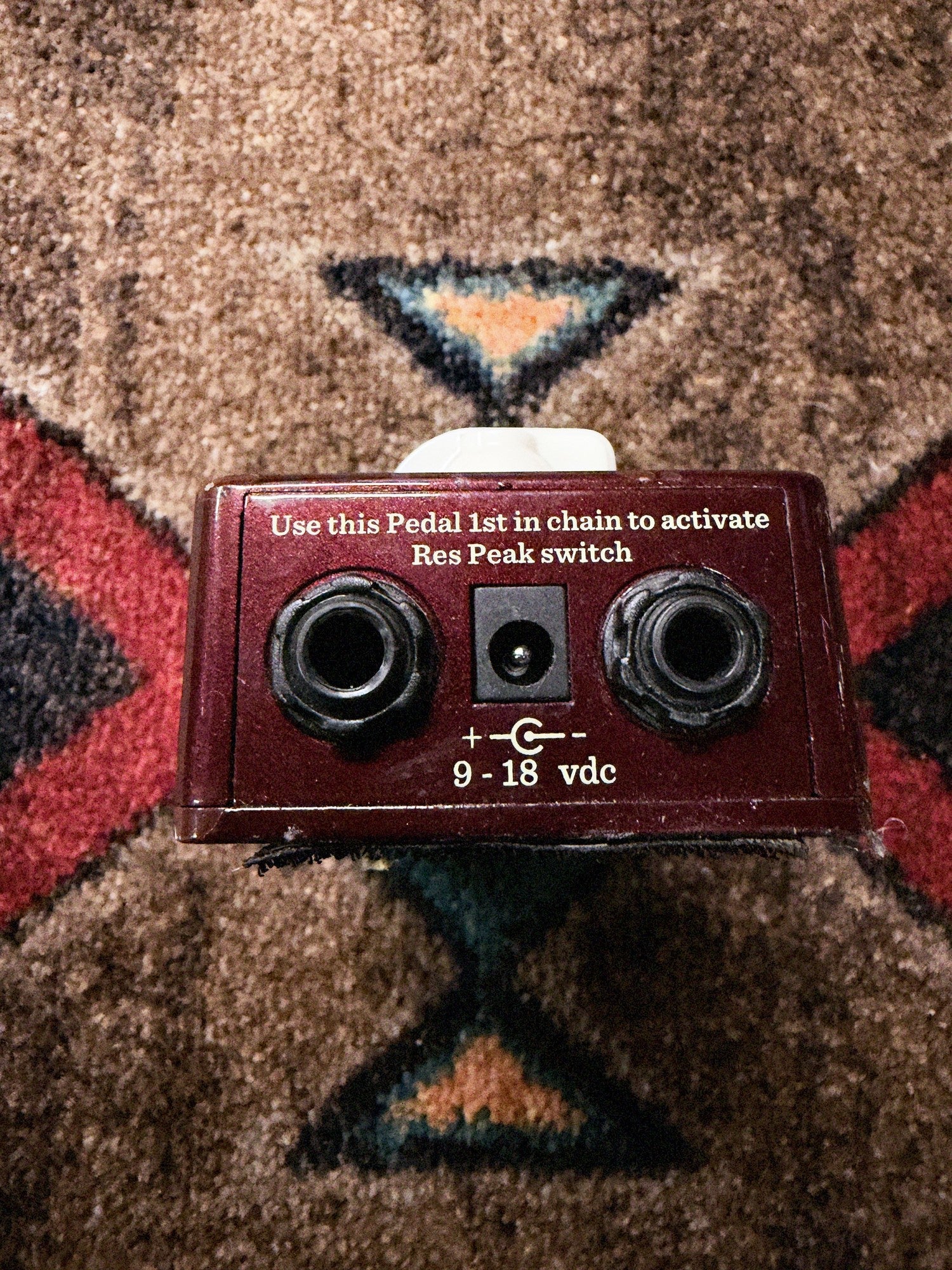 Seymour Duncan Pickup Booster, dark red: jack end with the two quarter-inch jacks, the 9 to 18 volt power jack and the Res Peak note