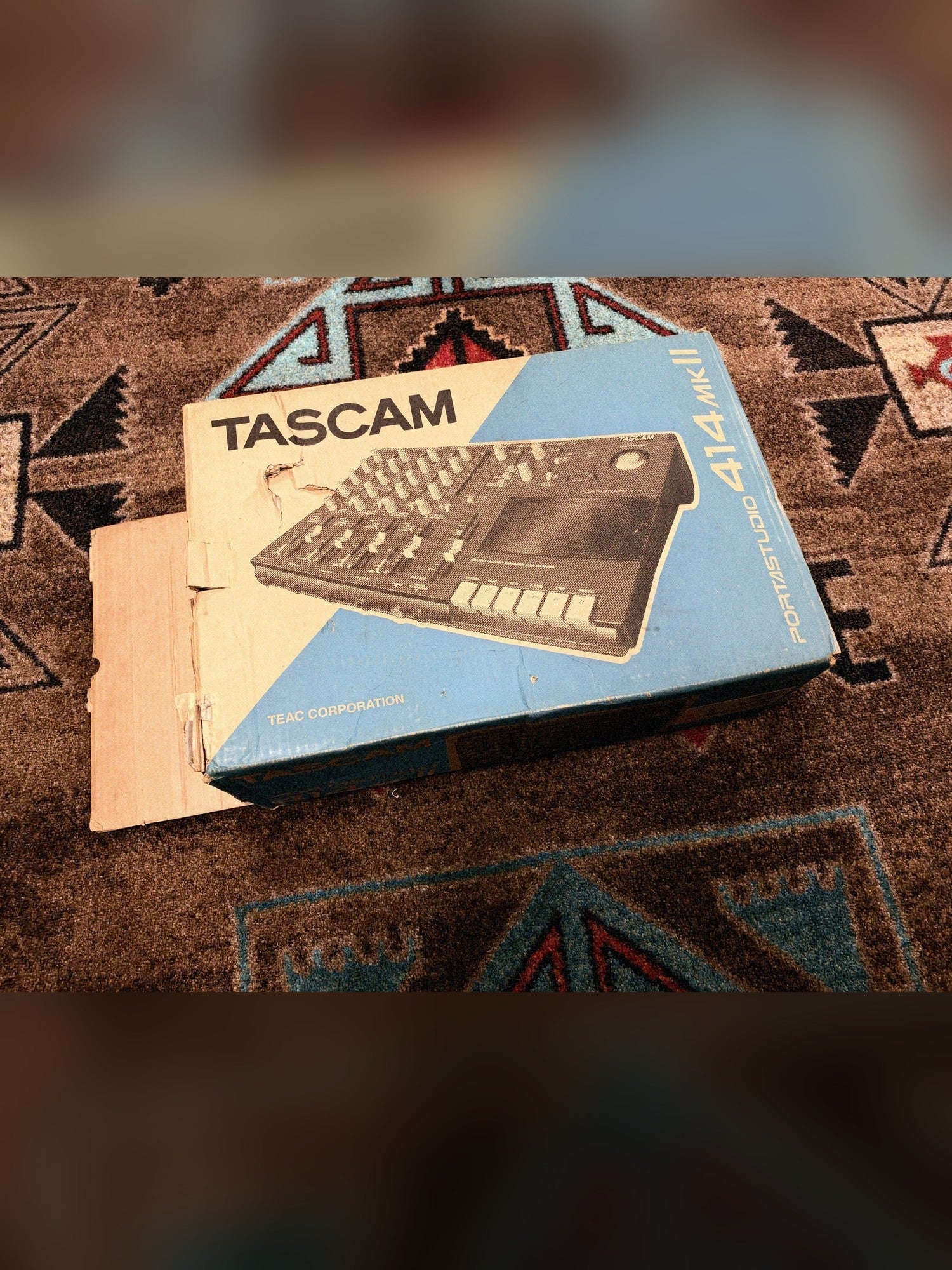 Tascam Portastudio 414 MKII, blue: the original box, front panel picture