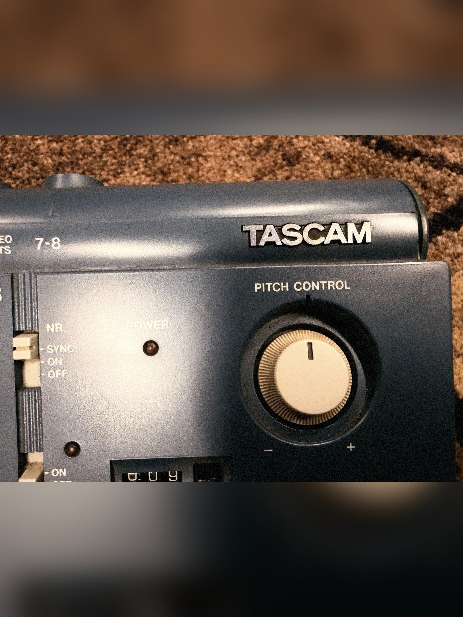 Tascam Portastudio 414 MKII, blue: pitch control knob