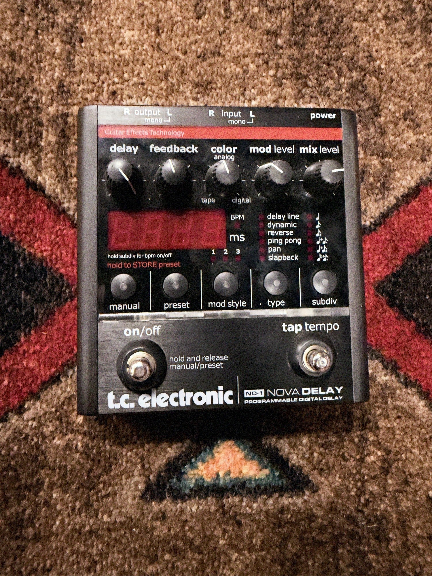 TC Electronic ND-1 Nova Delay, black: top with the Delay, Feedback, Color, Mod Level and Mix Level knobs, the display, five buttons and the On/Off and Tap Tempo footswitches