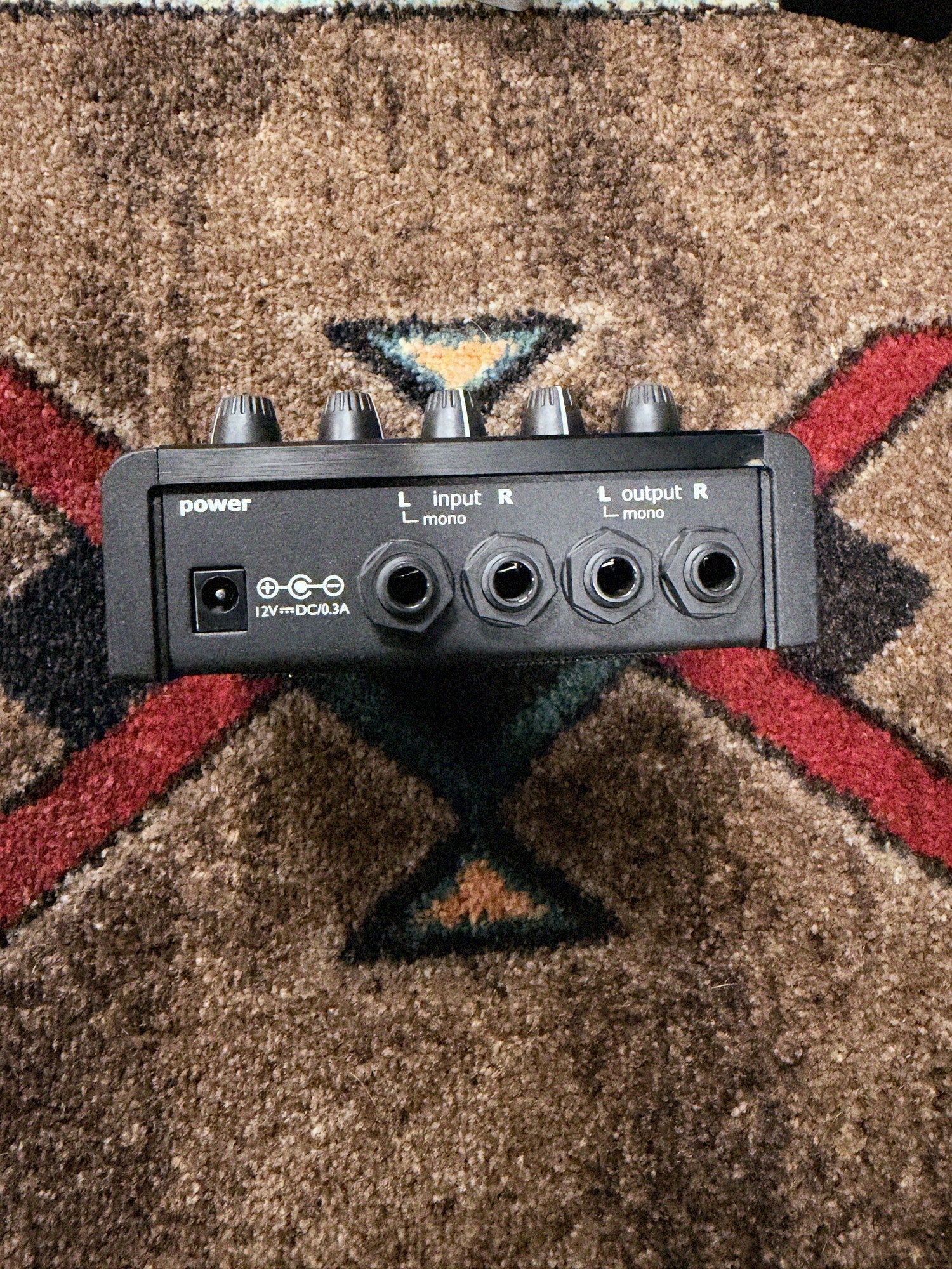 TC Electronic ND-1 Nova Delay, black: back end with the left and right inputs and outputs and the 12V DC power jack
