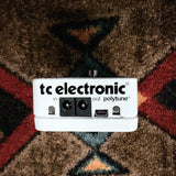 TC Electronic PolyTune Poly-Chromatic Tuner, white: back end with the power in and out jacks, the USB port and the two buttons