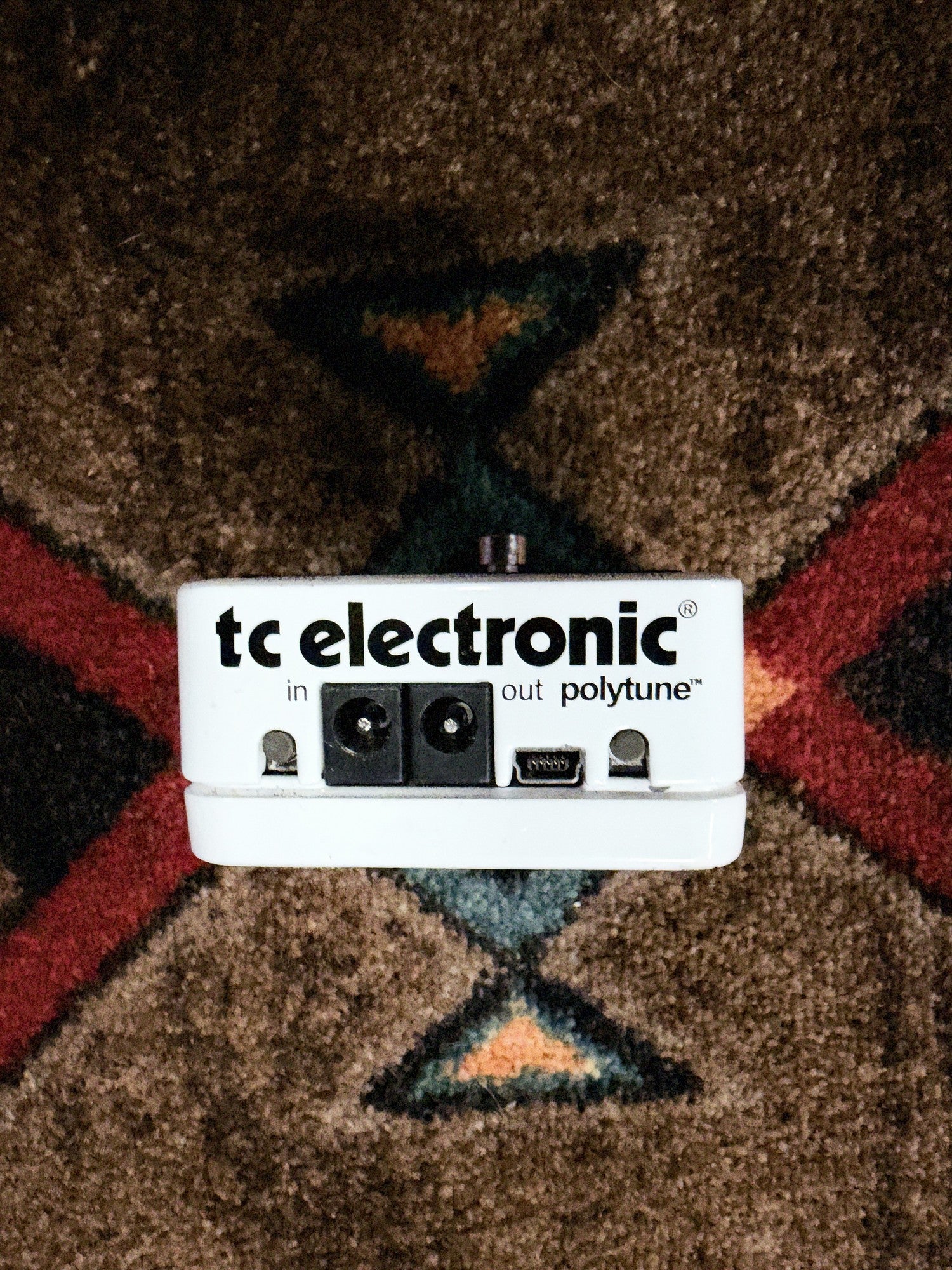 TC Electronic PolyTune Poly-Chromatic Tuner, white: back end with the power in and out jacks, the USB port and the two buttons