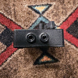 Tech 21 SansAmp Acoustic DI, black: right end with the input and the Input to XLR jacks
