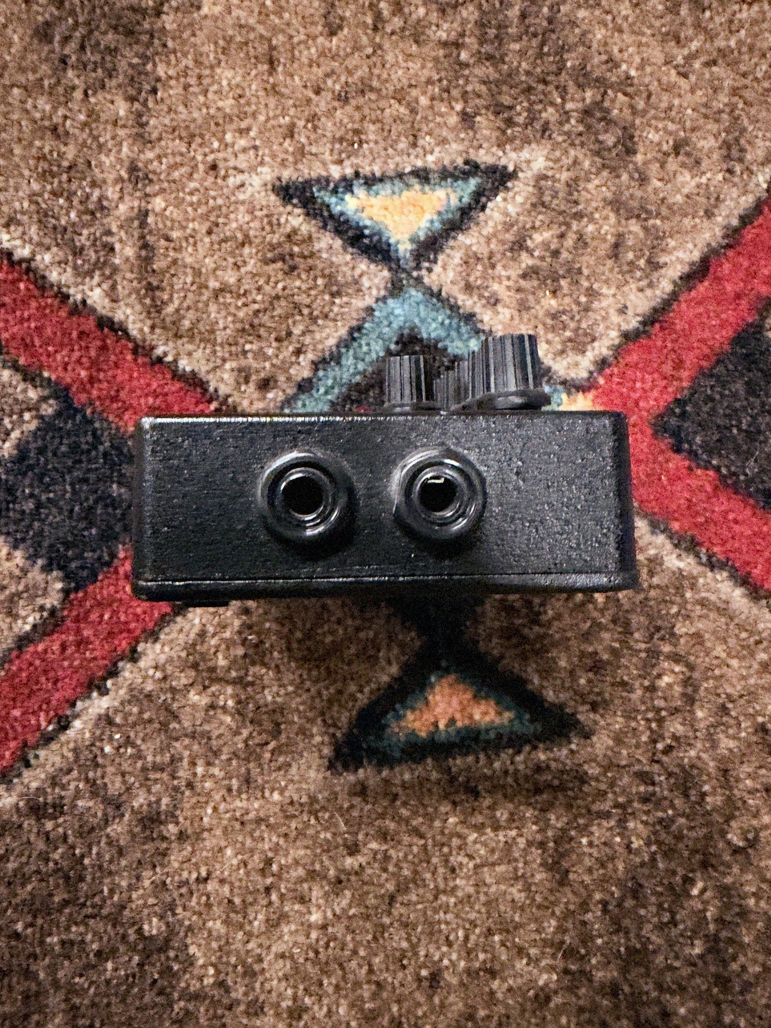Tech 21 SansAmp Acoustic DI, black: right end with the input and the Input to XLR jacks
