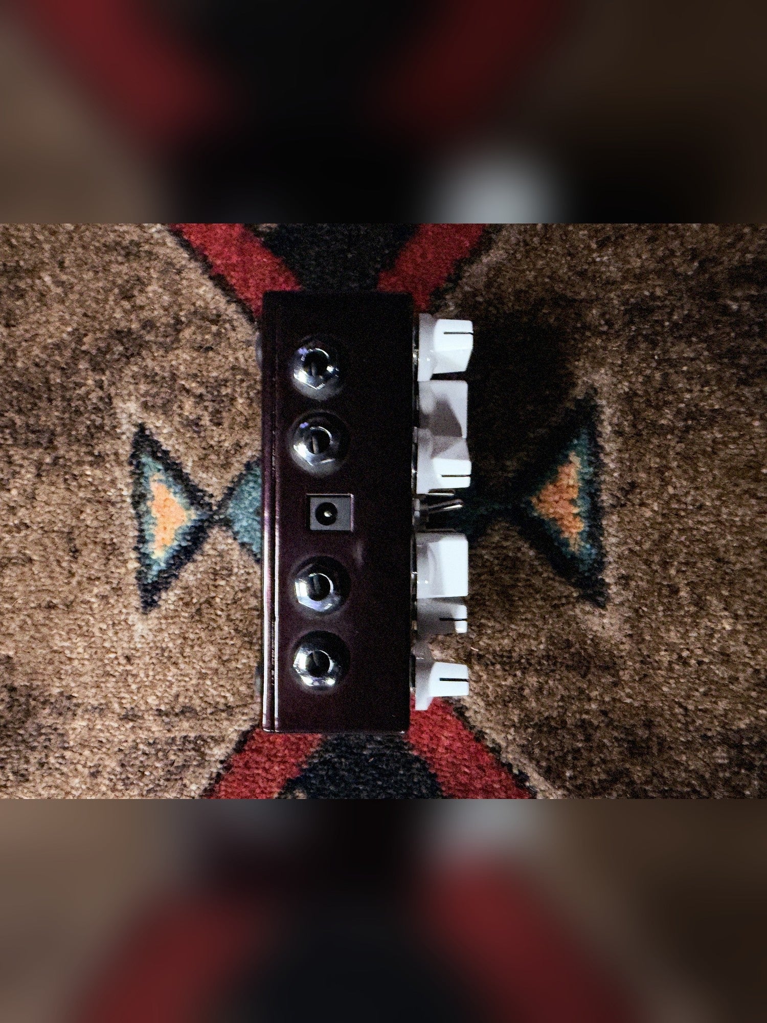Wampler Dual Fusion V2, Red Sparkle: top edge with the four input and output jacks and the power jack in the middle