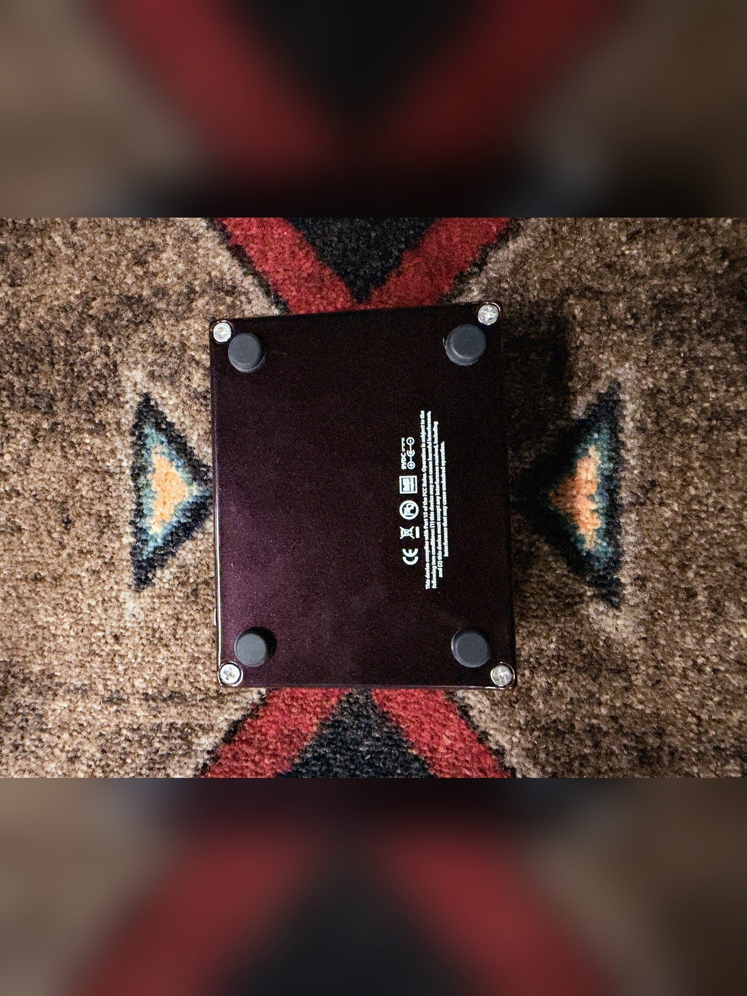 Wampler Dual Fusion V2, Red Sparkle: bottom plate with four rubber feet and the printed FCC and CE marks