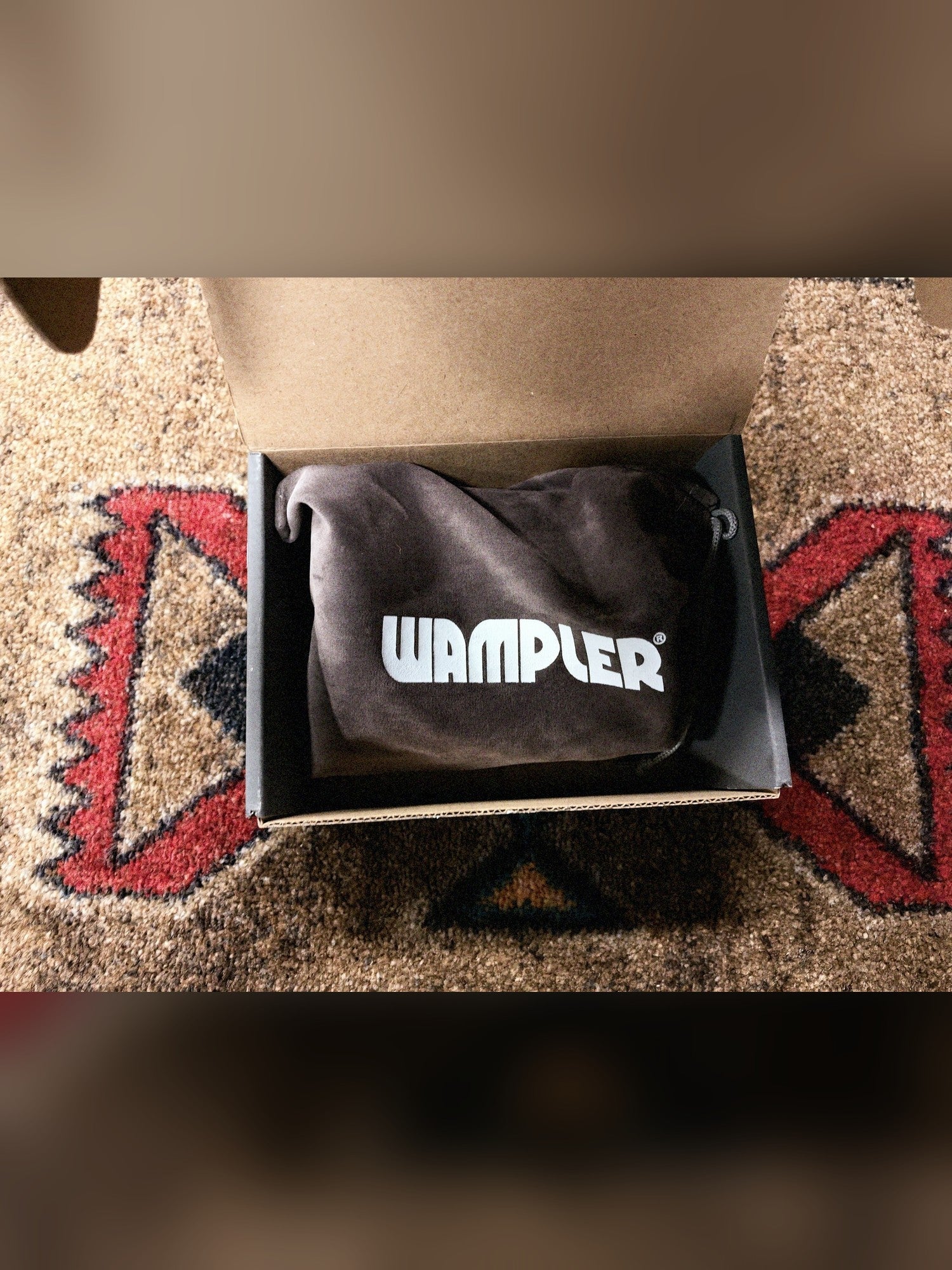Wampler Dual Fusion V2, Red Sparkle: the drawstring bag inside the open Wampler box