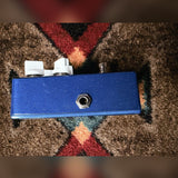 Wampler Ego Compressor V1, blue sparkle: left side with the output jack