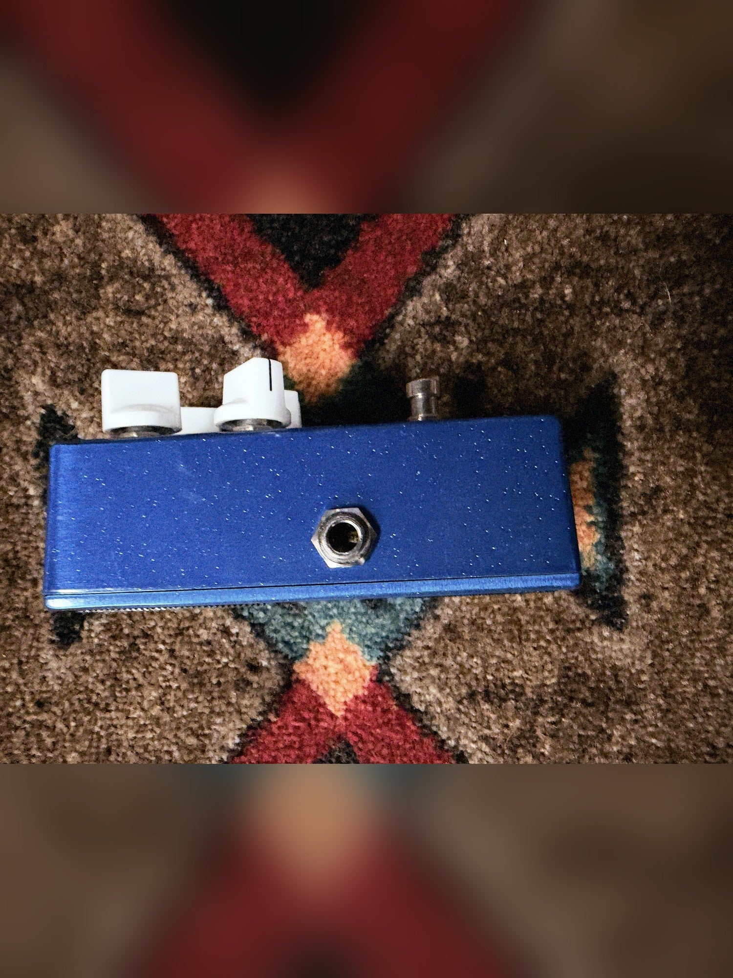Wampler Ego Compressor V1, blue sparkle: left side with the output jack