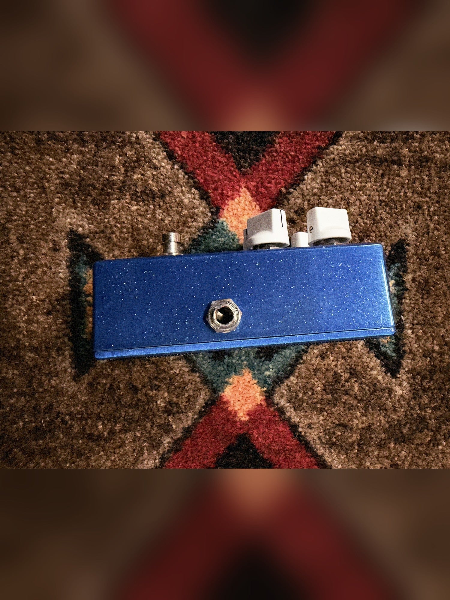 Wampler Ego Compressor V1, blue sparkle: right side with the input jack