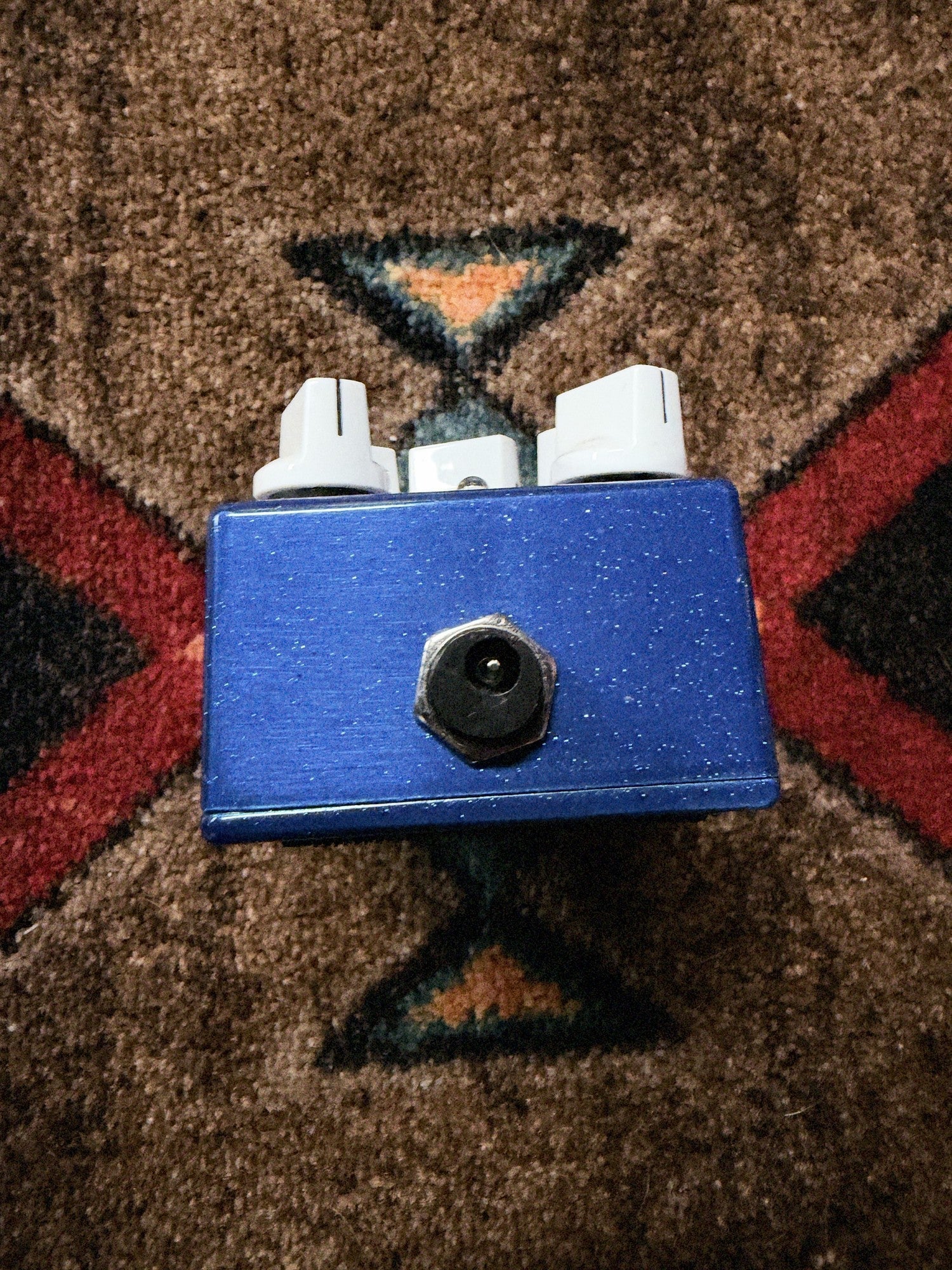 Wampler Ego Compressor V1, blue sparkle: back end with the power jack below the knobs
