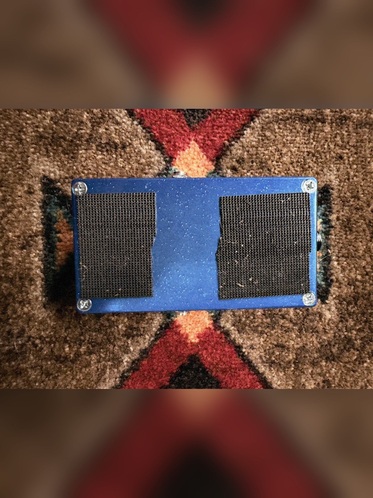 Wampler Ego Compressor V1, blue sparkle: bottom plate with four screws