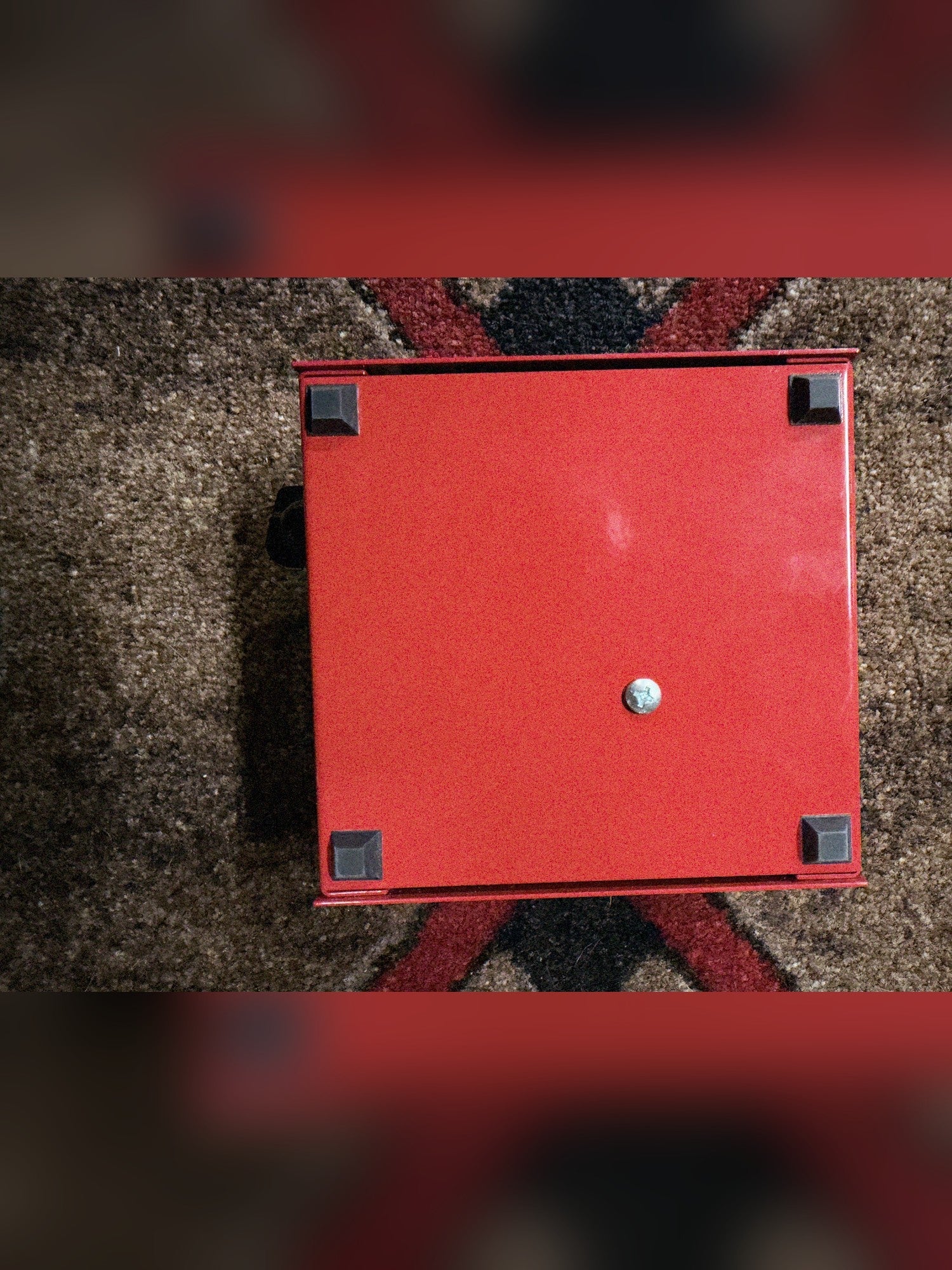 Weber MiniMASS 50-watt attenuator, red: bottom with four rubber feet and one screw